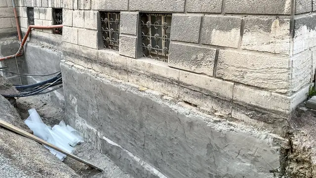 Basement Waterproofing work: Verputzte Kellerwand aus Naturstein vor dem Auftrag einer wasserdichten Beschichtung, Mutterhaus des Sophienhauses, Trierer Straße 2, Westvorstadt, 99423 Weimar