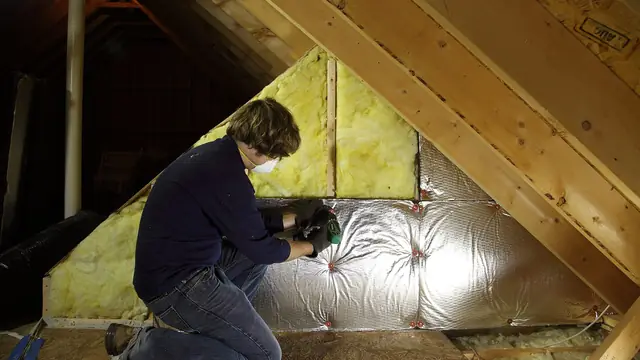 Insulation work: Installing installation in an attic (9337)